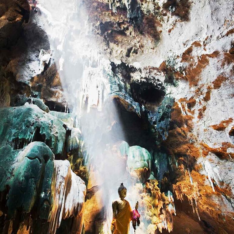 Tahiland cave temple
