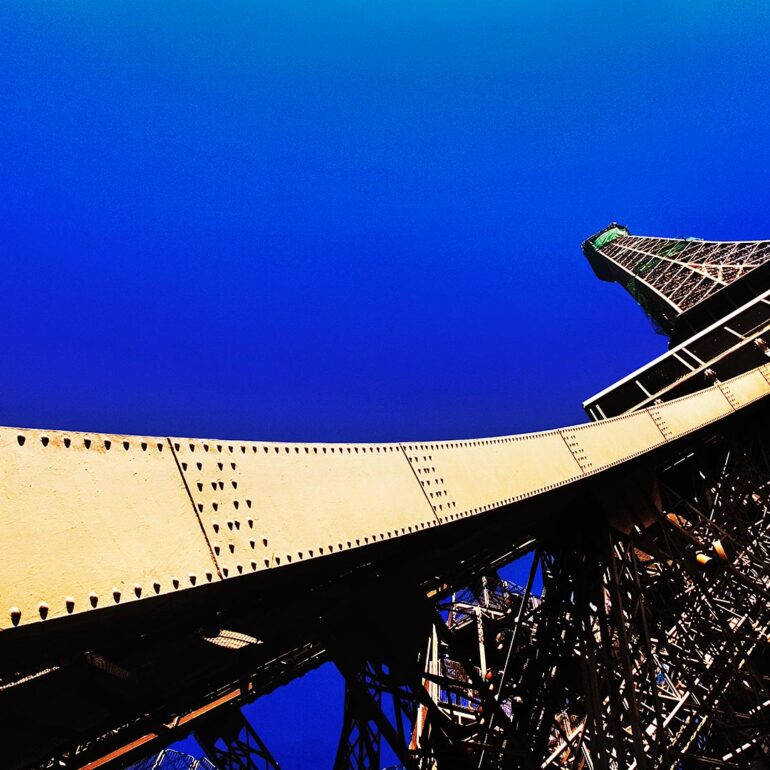 Panoramic photo of the Eiffel tower